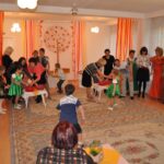 Родители помогают детям солить огурцы