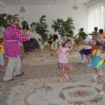 Леший играет с ребятами
